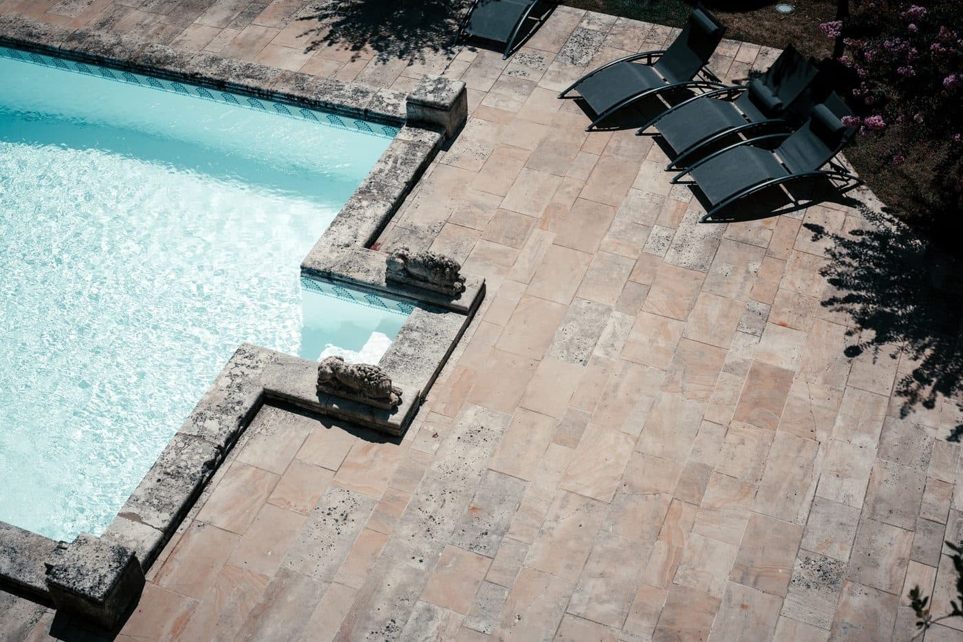 Carrelage antidérapant texturé posé sur une terrasse extérieure