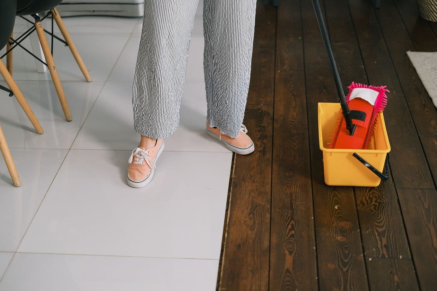 Nettoyage d'un carrelage neuf après la pose pour éliminer le voile de ciment
