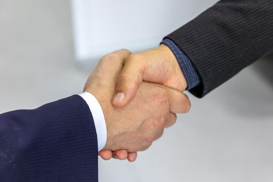 Poignée de main entre professionnels