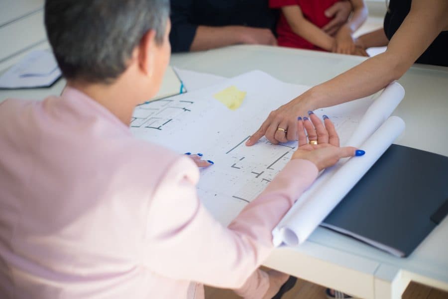 Discussion de projet autour de plans