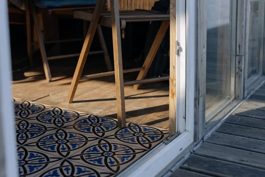Carrelage décoratif à l'entrée d'une terrasse extérieure