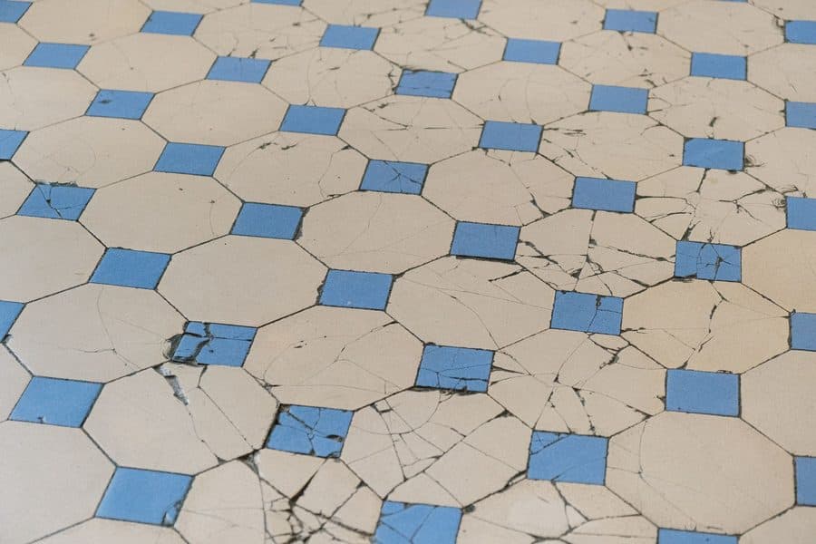 Carrelage au sol fissuré