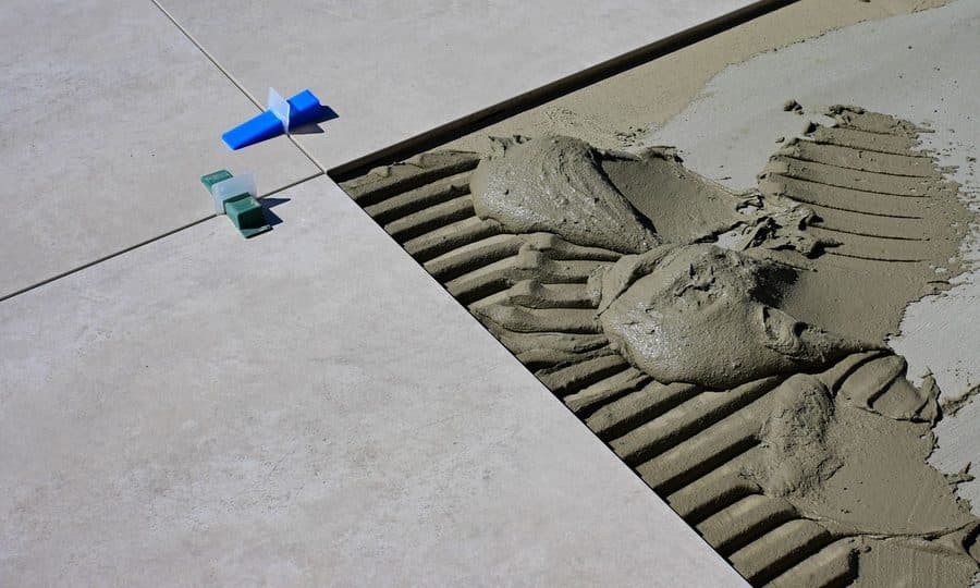 Pose de carrelage grand format avec croisillons