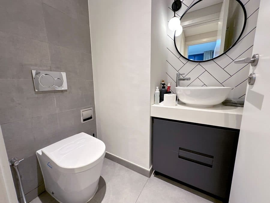 Carrelage grand format avec joints fins dans une salle de bain