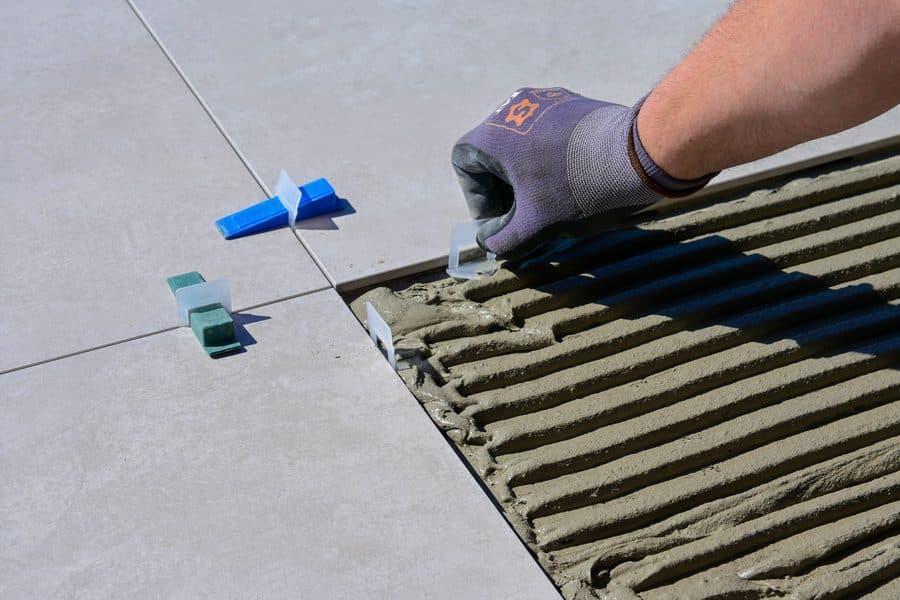 Pose de carrelage au sol par un professionnel