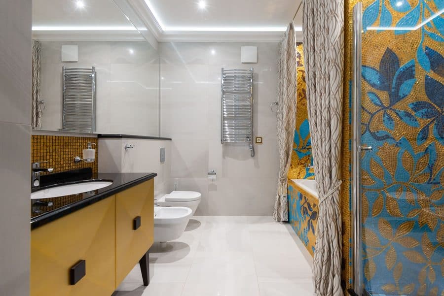 Mosaïque murale décorative dans une salle de bain