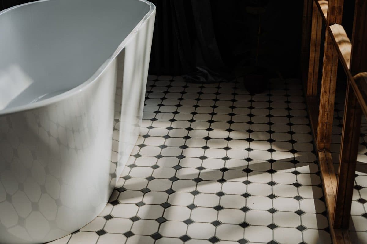 Sol en mosaïque hexagonale dans une salle de bain