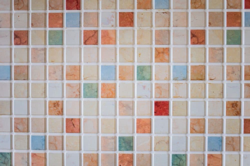 Pose de mosaïque décorative